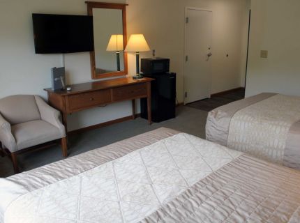 Farmstead Inn Shipshewana Hotel Classic Room 2 Queen