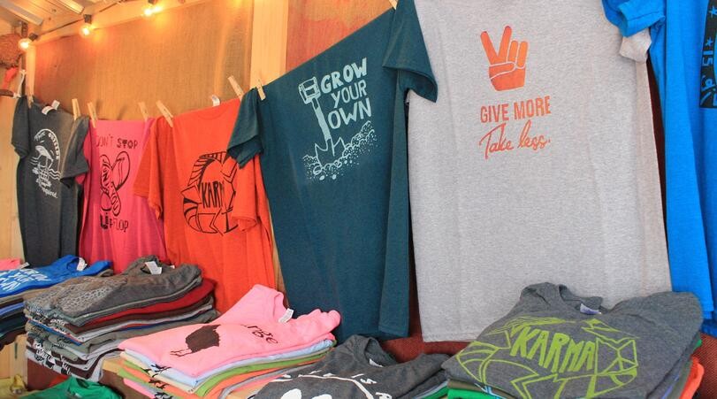 8 Booth Display Tips for Flea Market Vendors